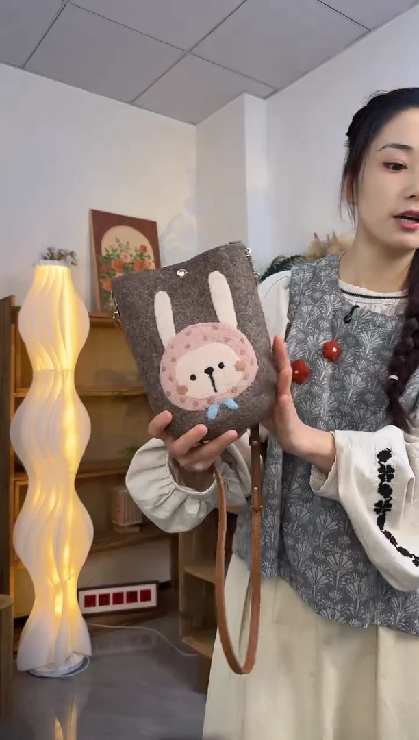 羊毛非遗纯手工包  手机包兔子
