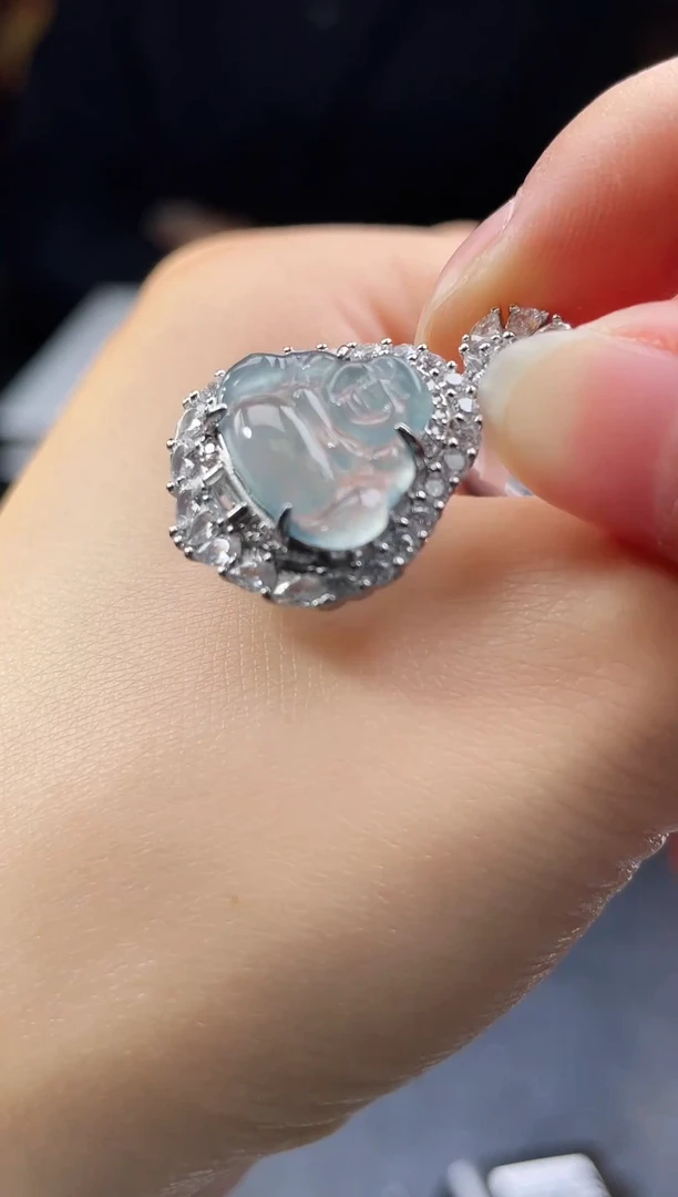 颈饰未镶嵌翡翠挂件多样性发其一