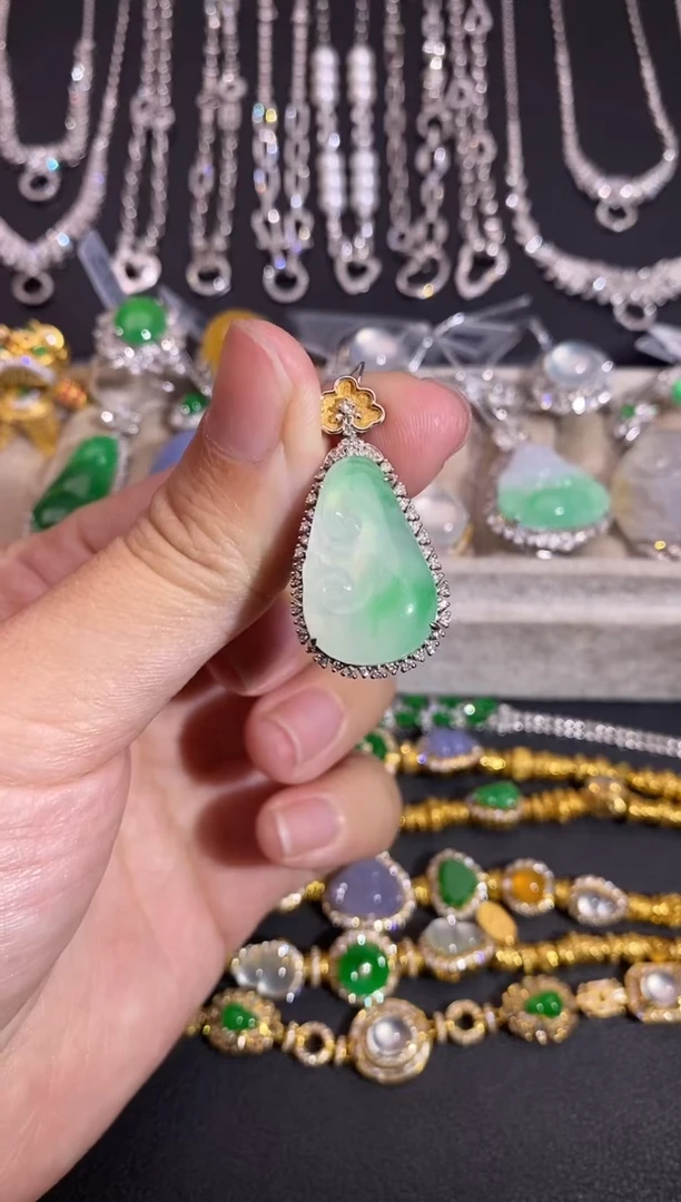 颈饰18K金镶嵌翡翠吊坠