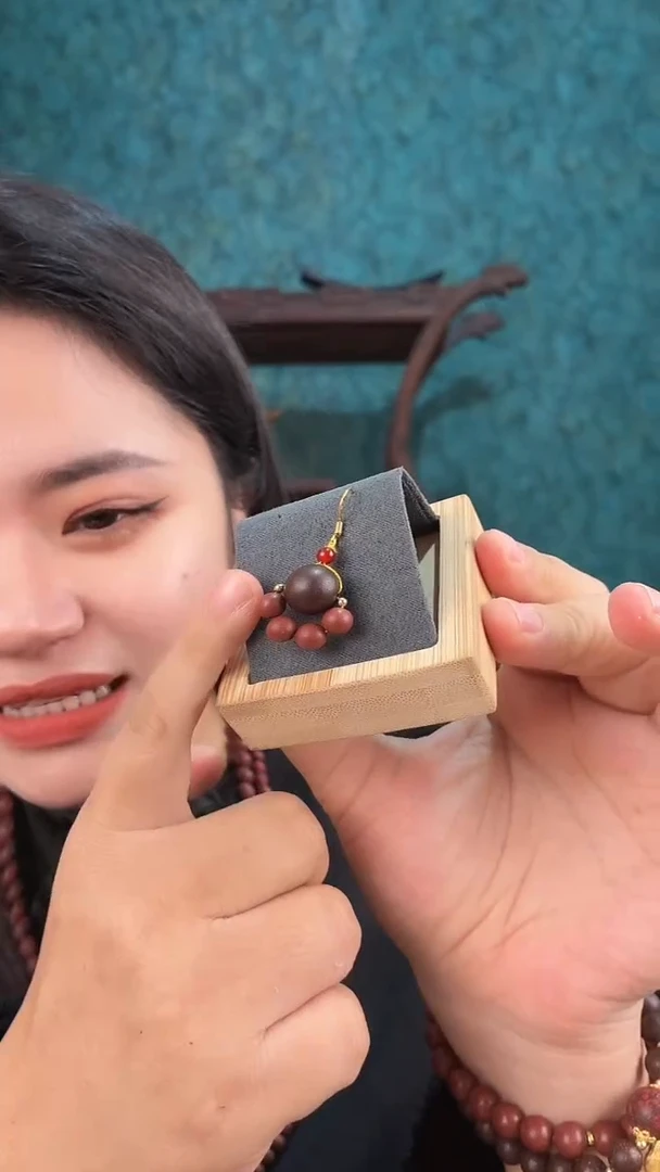 珠串红麝息肌丸香方小猫爪耳环