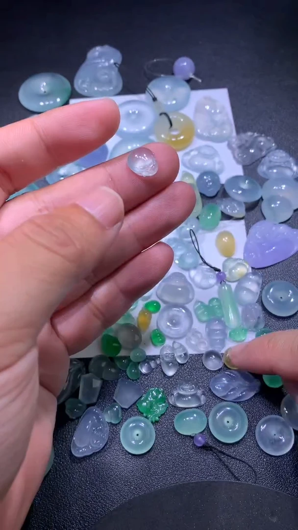 颈饰未镶嵌翡翠金蝉