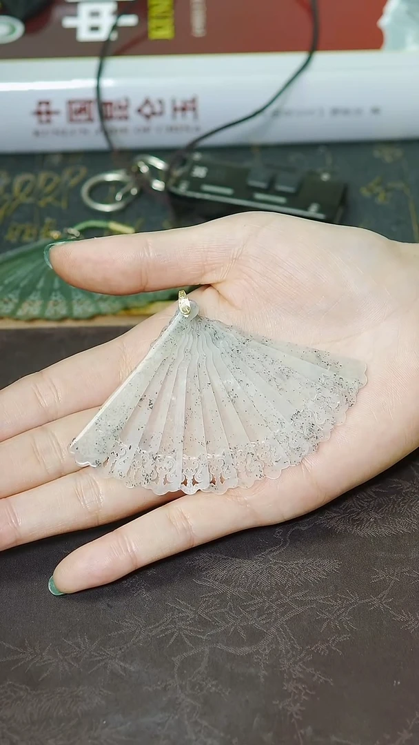 吊坠(不含链)未镶嵌和田玉青花精雕玉扇吊坠