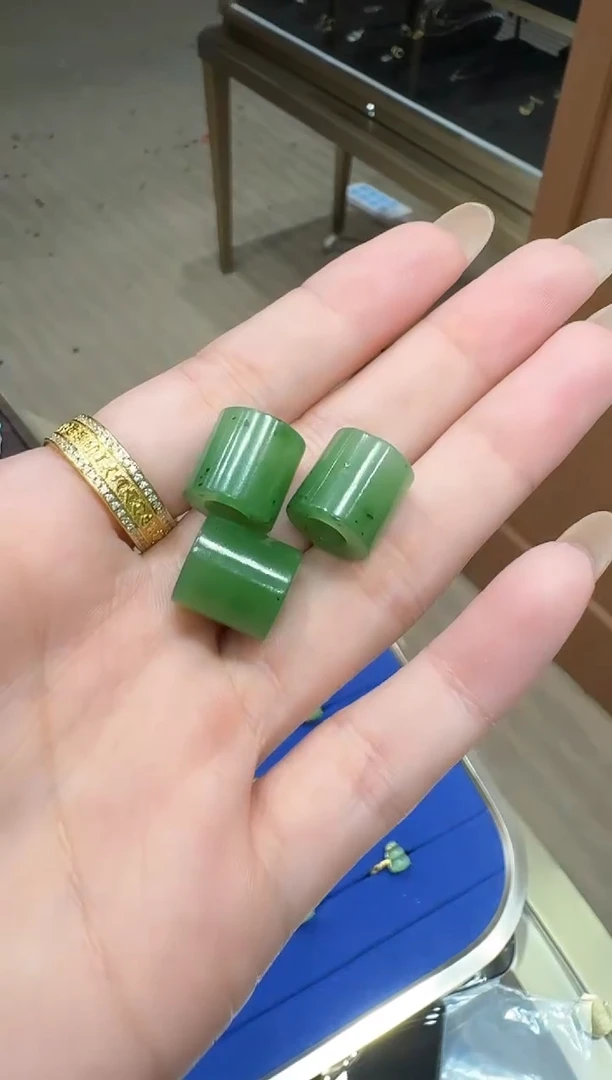 颈饰未镶嵌和田玉吊坠 多样性发其一