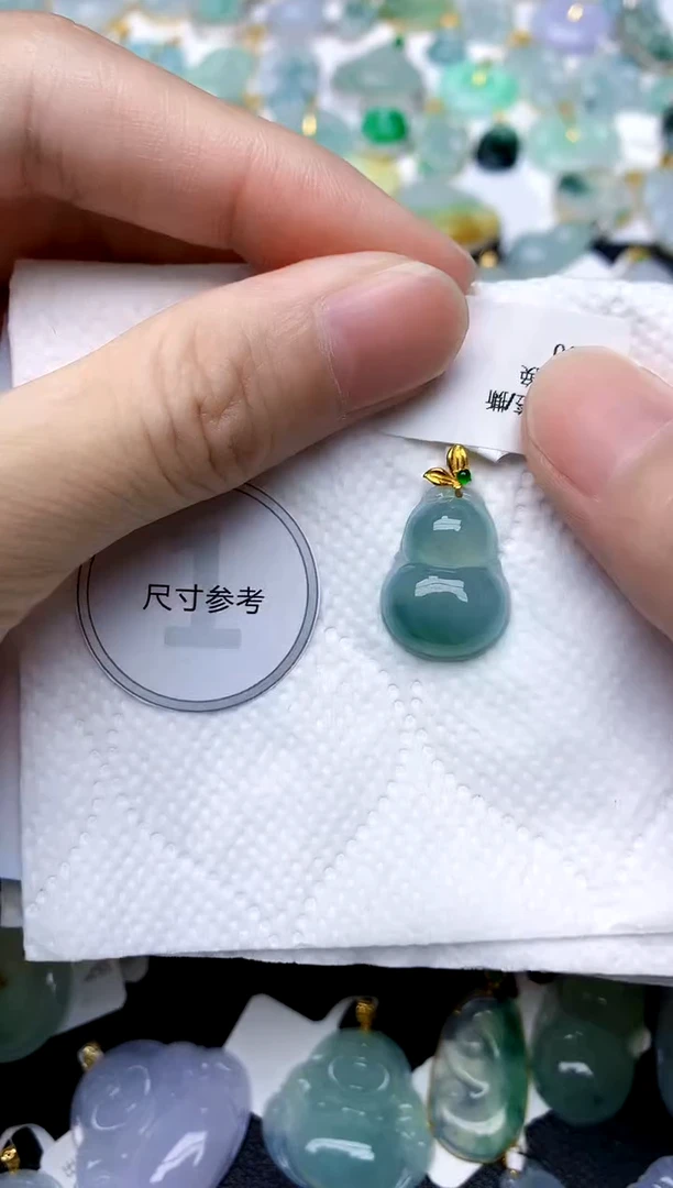 颈饰18K金镶嵌翡翠所*天然A货翡翠