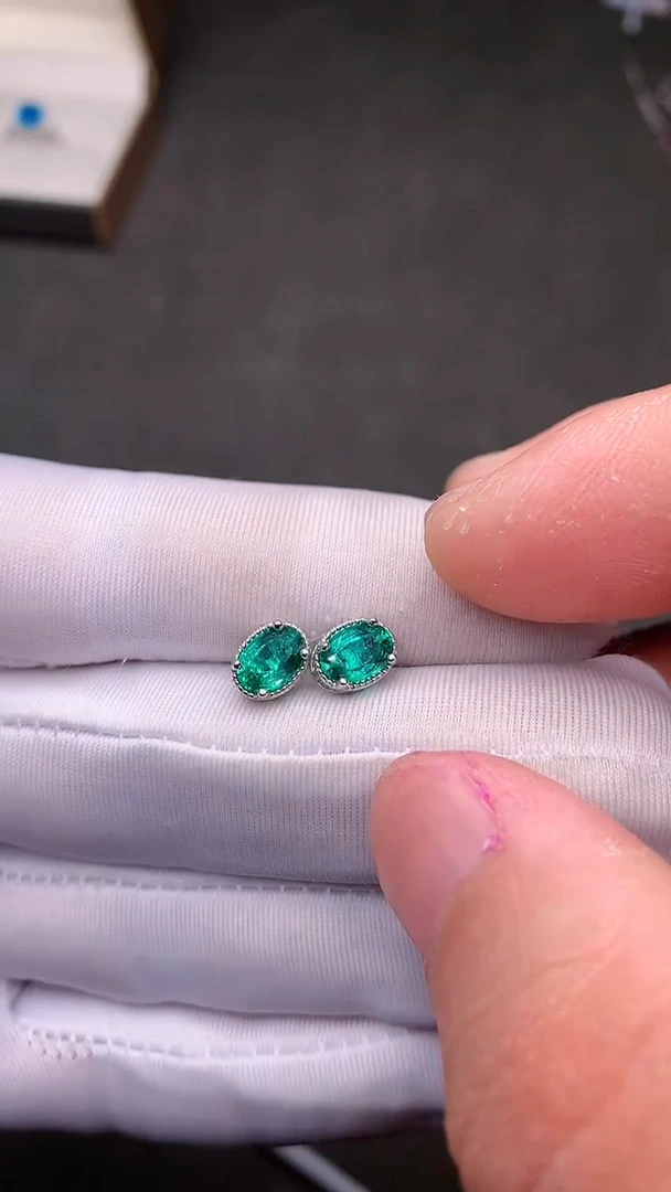 【闪购商品】祖母绿耳饰银S925镶嵌......