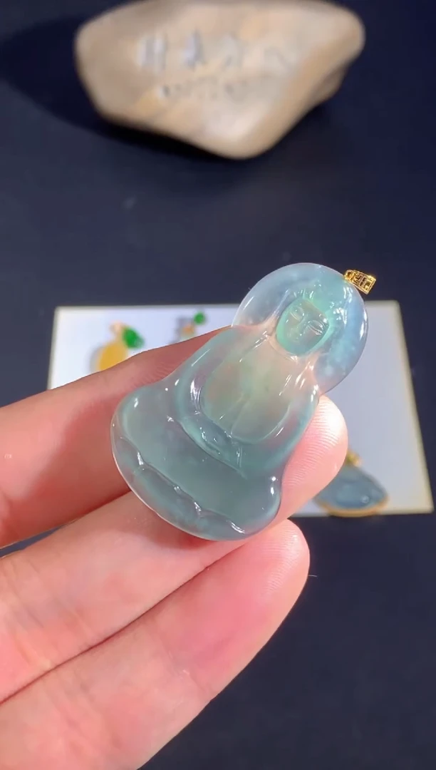 颈饰18K金镶嵌翡翠