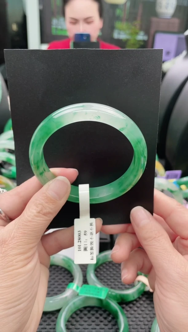 未镶嵌手镯石英质玉（非洲翠）手镯