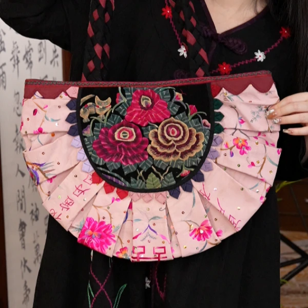 苗族非物质文化遗产/苗族非遗手工制作/月牙包包（双面）