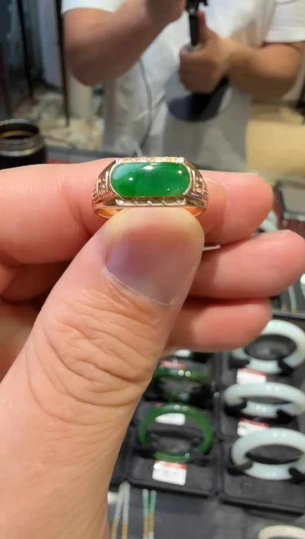18K金镶嵌戒指翡翠天然缅甸A货翡翠