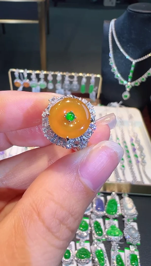 翡翠戒指18K金镶嵌翡翠