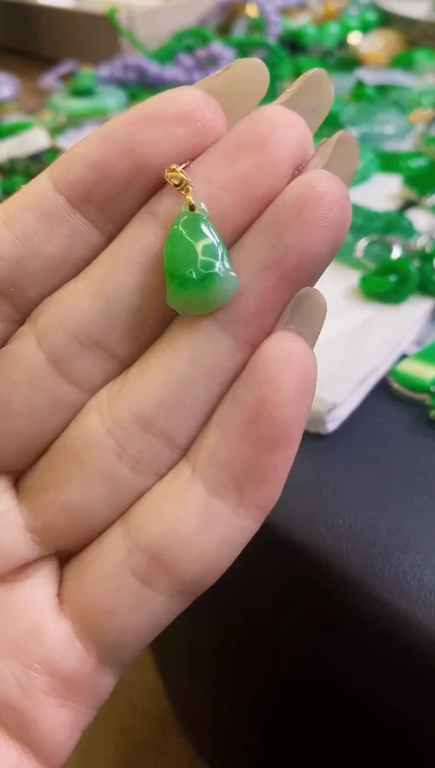 【闪购商品】定制翡翠18K金镶嵌吊坠