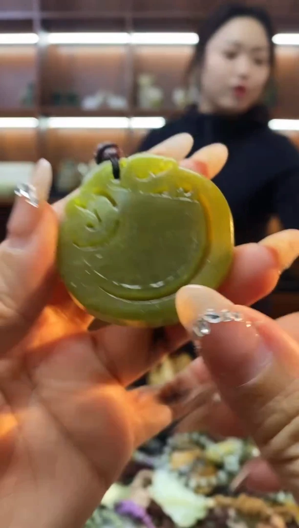 未镶嵌蛇纹石玉吊坠