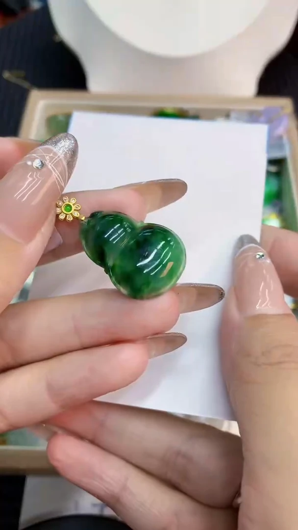 翡翠未镶嵌颈饰1