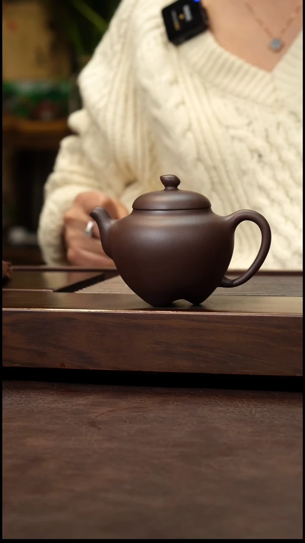 茶壶紫砂黑墩头三足寿桃180cc左右