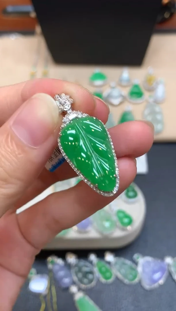 颈饰18K金镶嵌翡翠树叶【无服务费