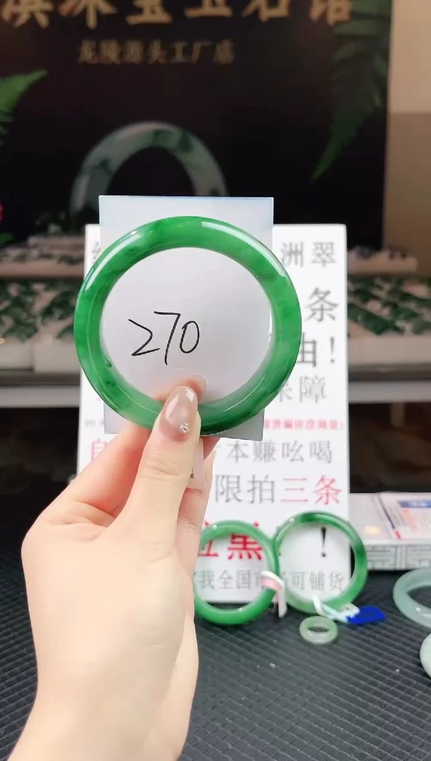 未镶嵌手镯石英质玉（非洲翠）微瑕一经发货运费不退介意勿拍