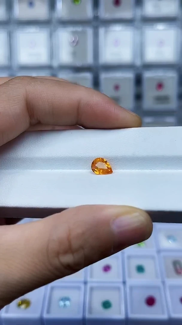 未镶嵌1石榴石（芬达石）裸石·