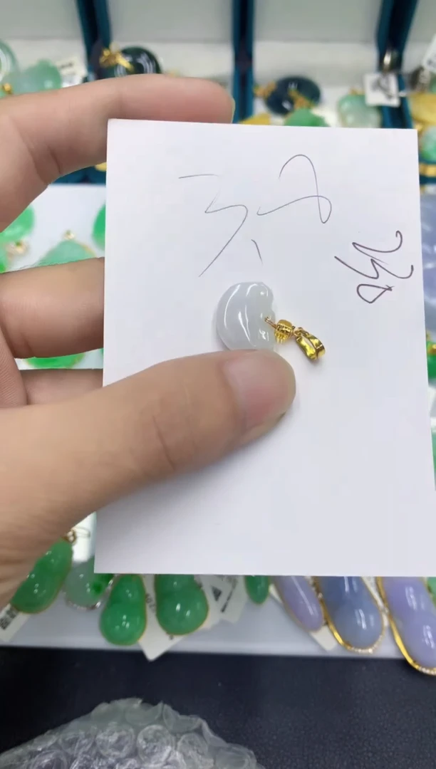 翡翠挂件未镶嵌翡翠