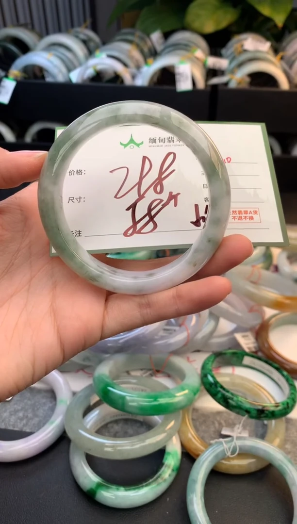 未镶嵌定制翡翠毛货需精细抛光+多人