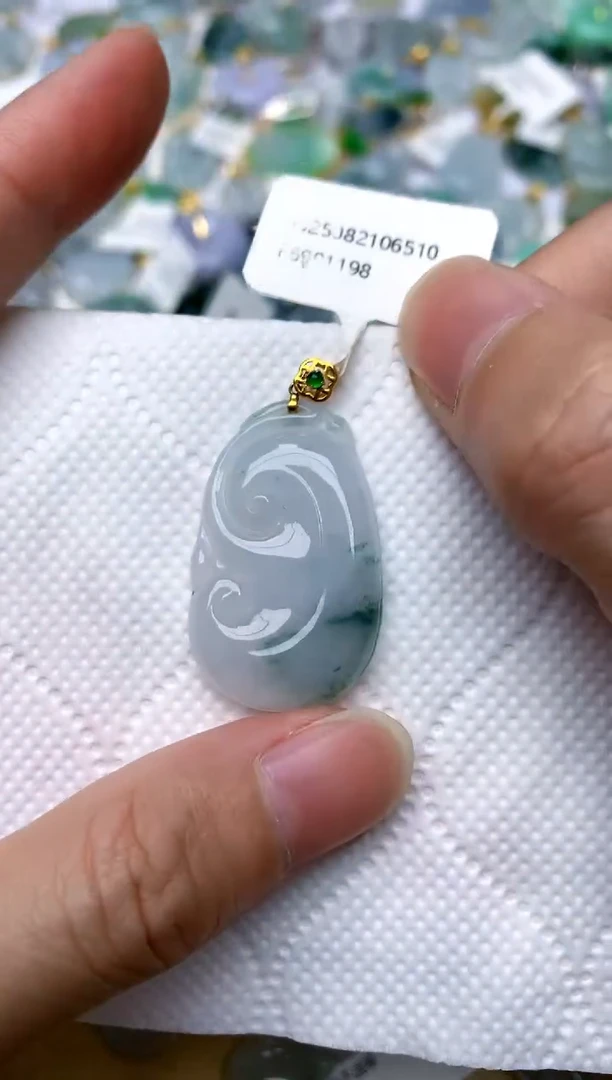 颈饰18K金镶嵌翡翠天然A货翡翠