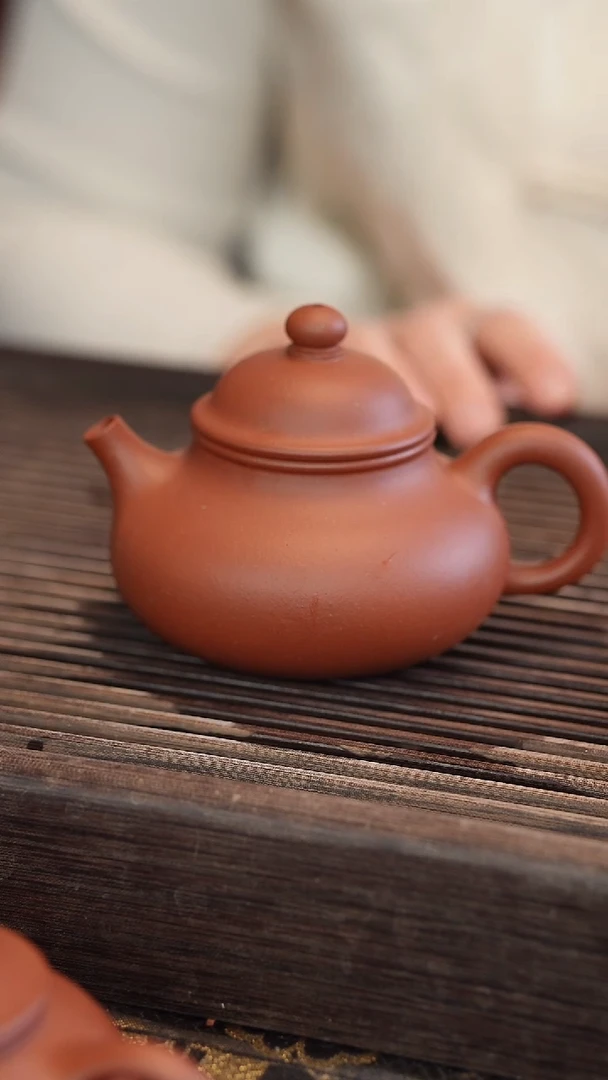 茶壶紫砂容天 北红赤铁 半手工 210cc