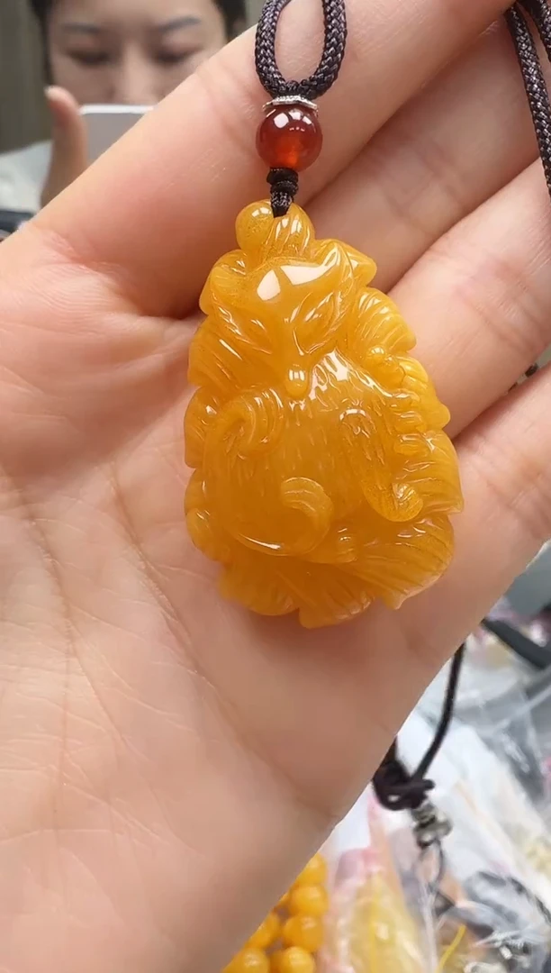 未镶嵌琥珀裸石如图