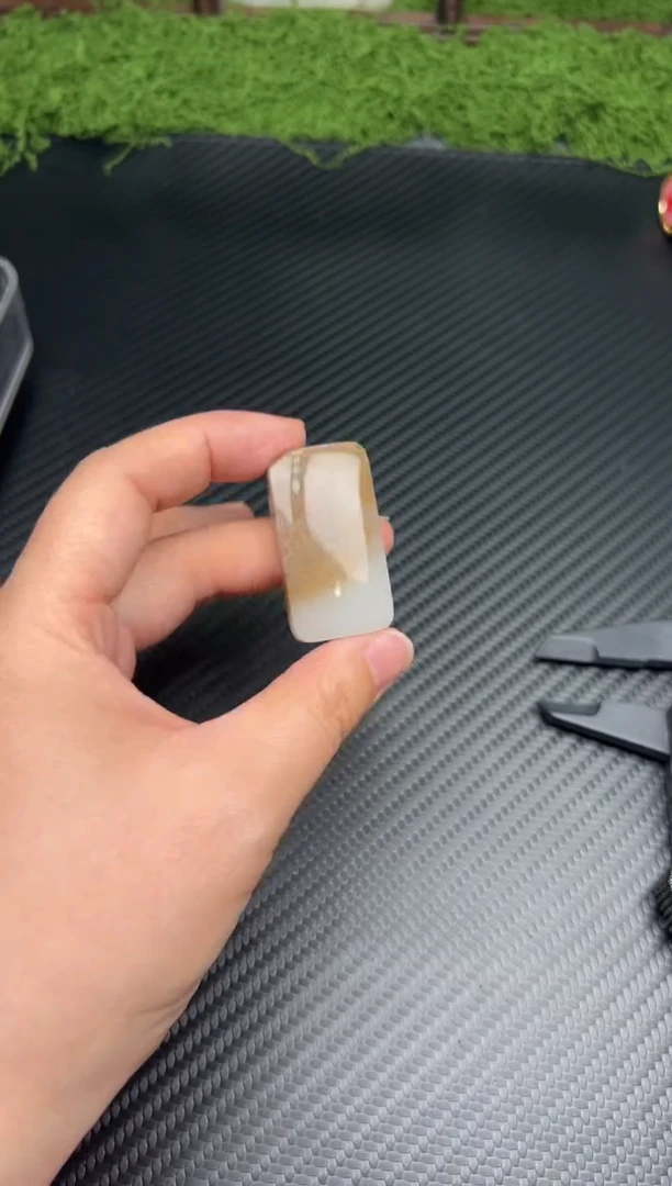 吊坠(赠链)未镶嵌和田玉黑山微色差吊坠J