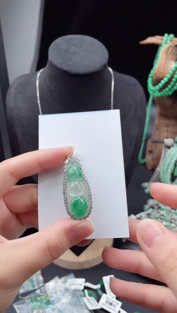 吊坠(赠链)合金石英质玉（非洲翠）16.207豆子