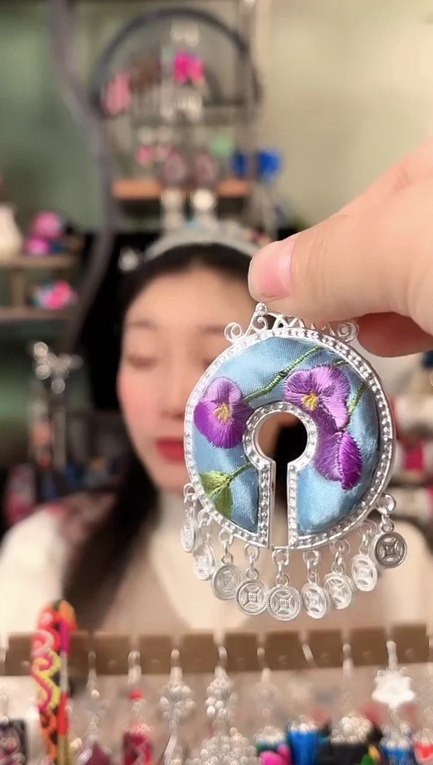 彩云南阁非遗老绣饰品329