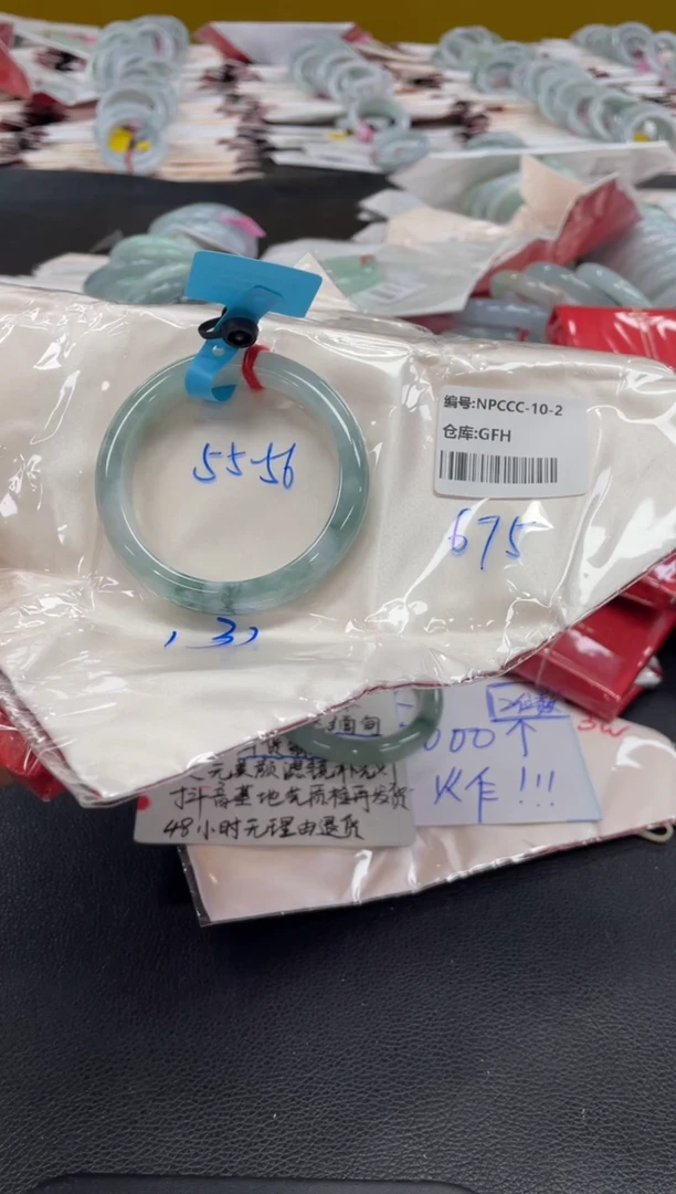 翡翠手镯未镶嵌翡翠手镯