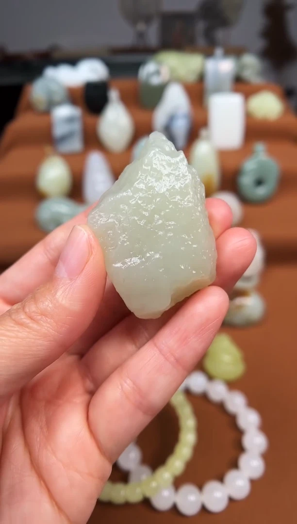 颈饰未镶嵌和田玉原石