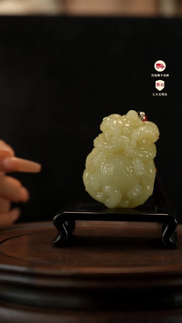 云南石竹叶青雕刻：醒狮抱球手把件