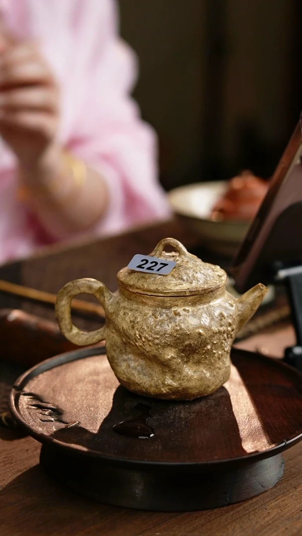 黄泥正把壶..227