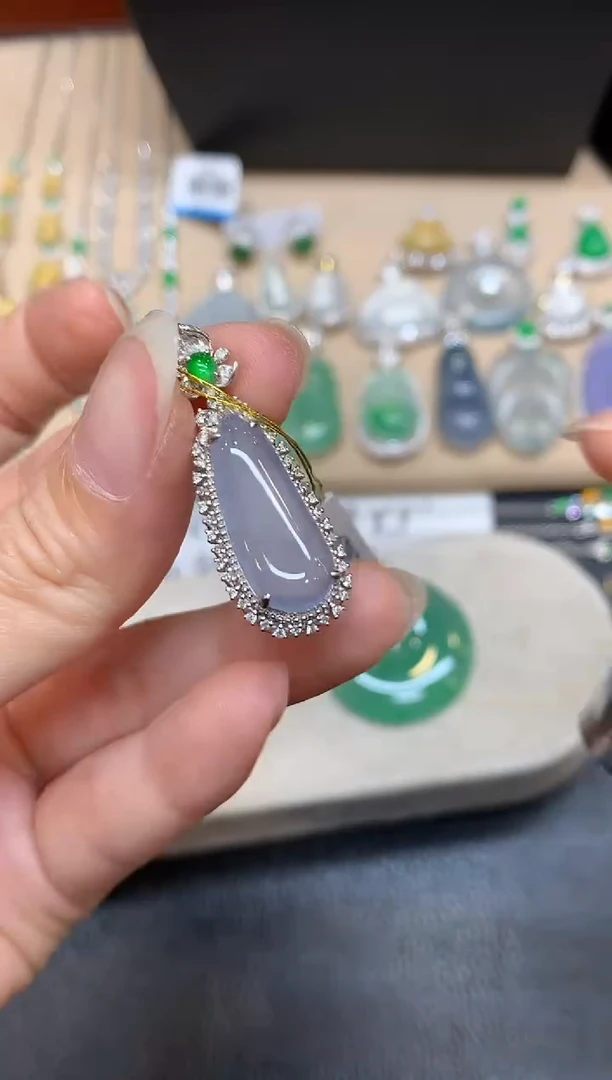 颈饰18K金镶嵌翡翠福瓜【无服务费