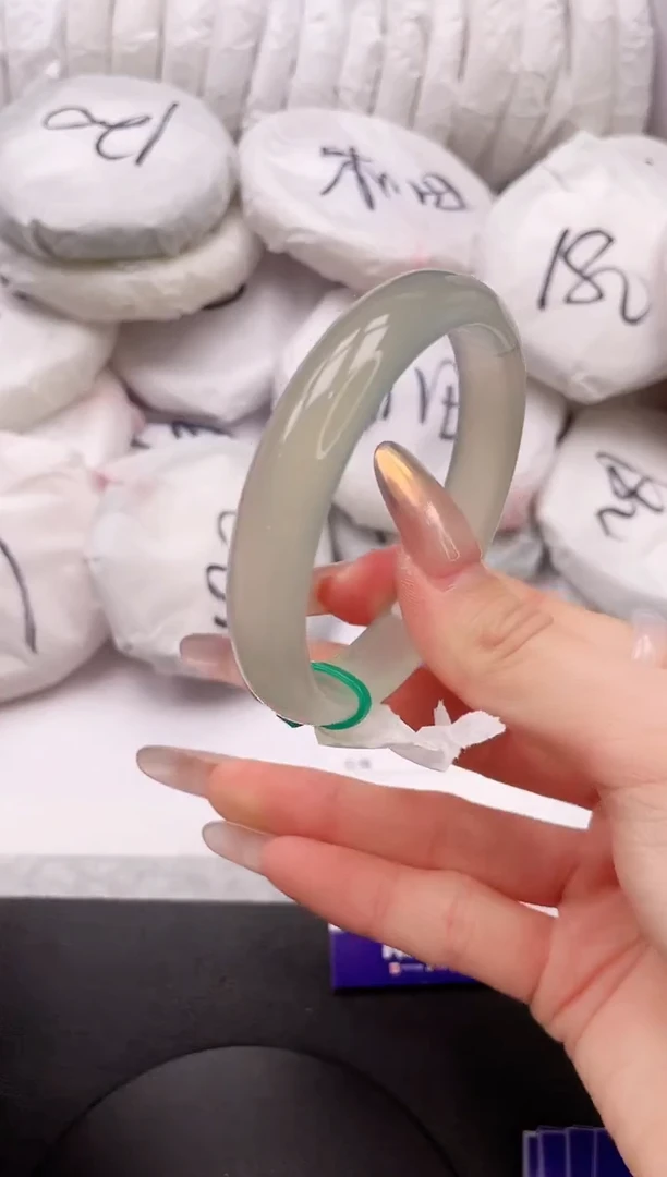 【闪购商品】石英质玉手镯未镶嵌25K70-56