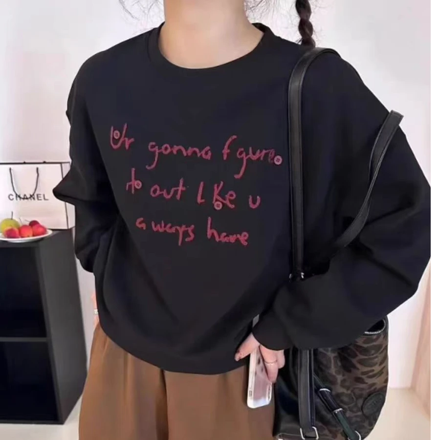 2435款绣红色字母个性纽扣百搭简约黑色圆领长袖卫衣