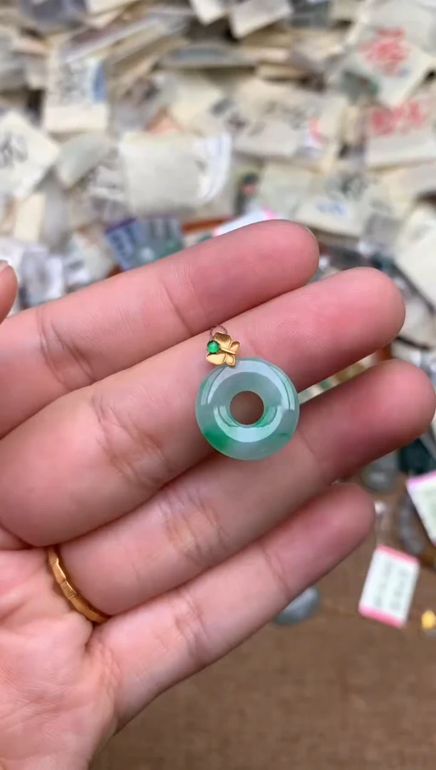 18K金镶嵌挂件翡翠一