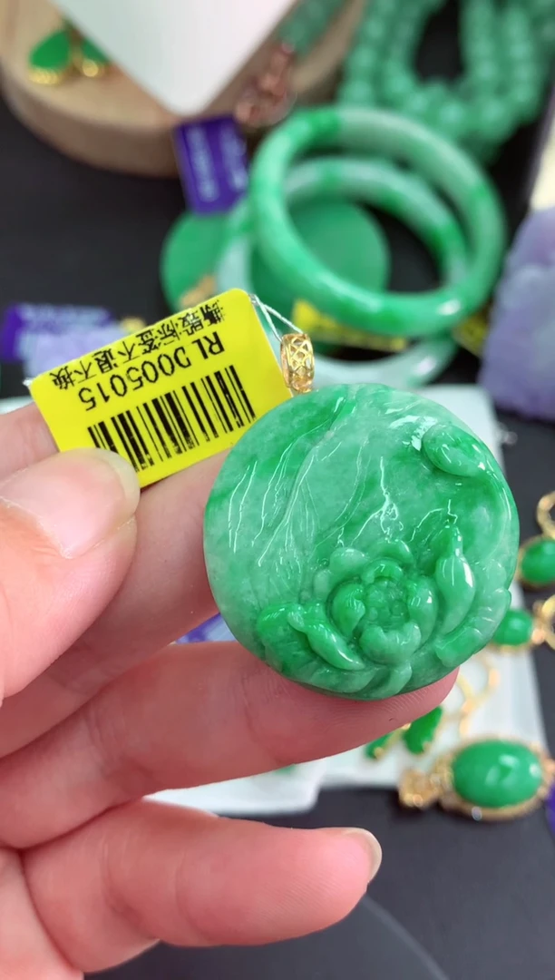 颈饰18K金镶嵌翡翠挂件