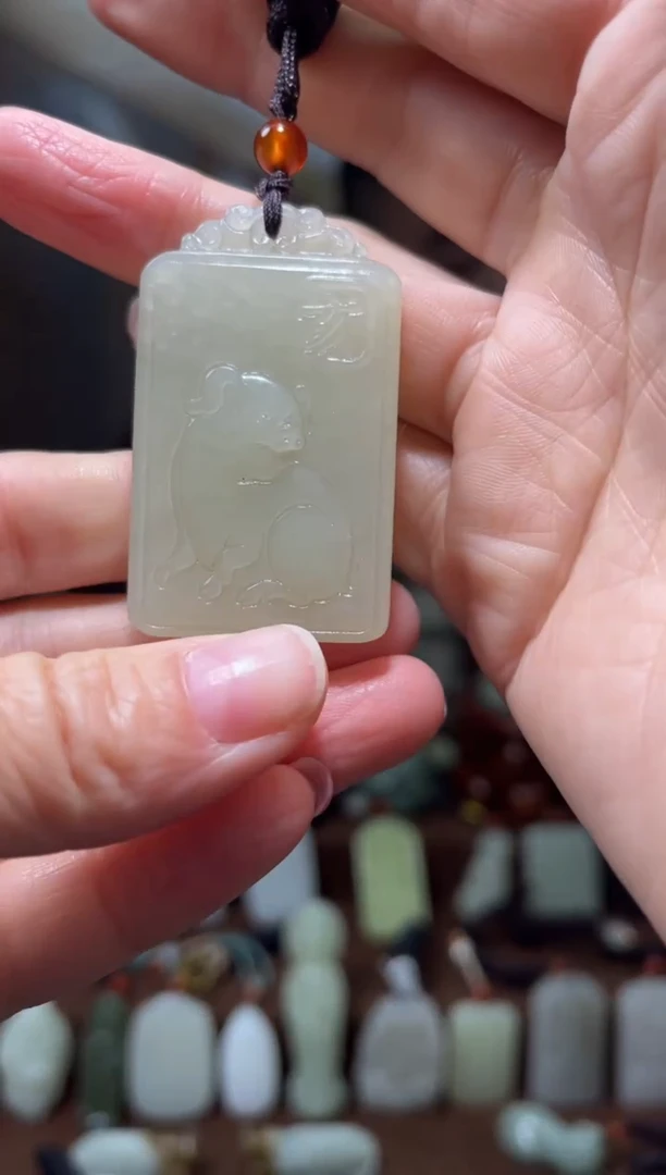 颈饰未镶嵌和田玉猪