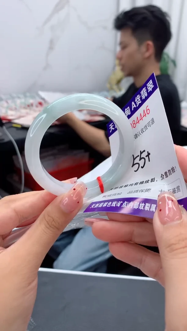 未镶嵌手镯翡翠有纹，完美者勿拍