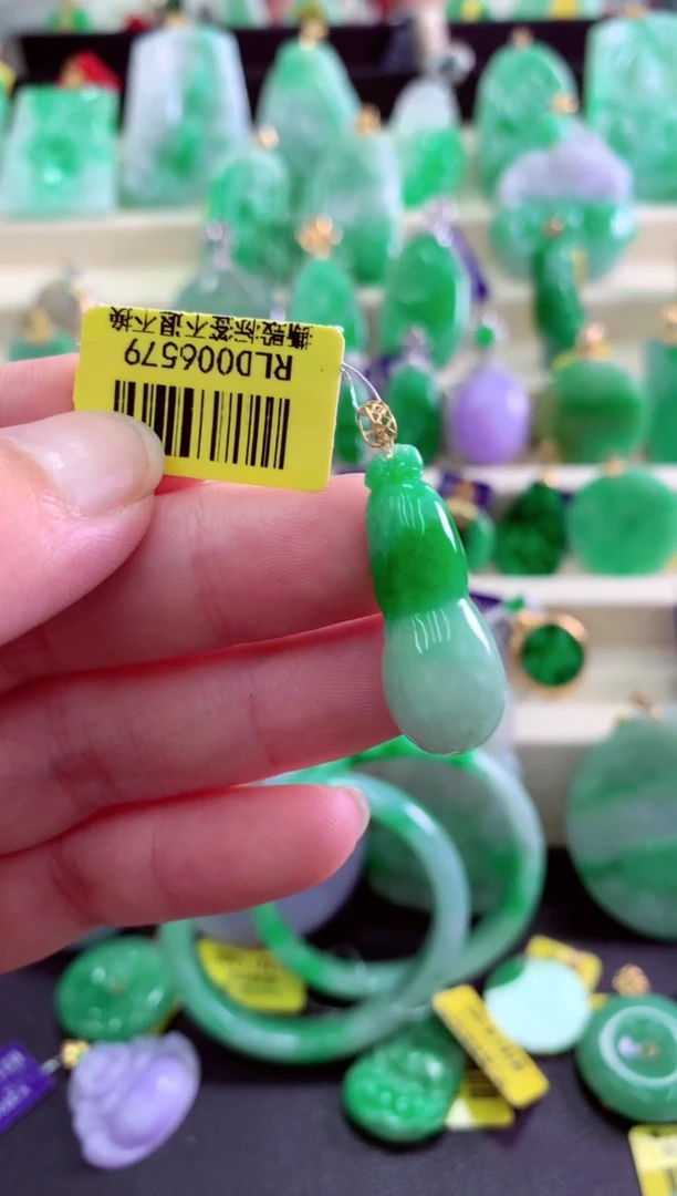 颈饰18K金镶嵌翡翠挂件