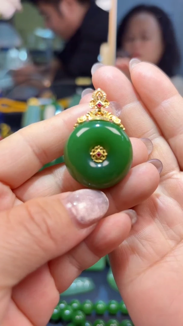 【闪购商品】和田玉（碧玉）吊坠(赠链)18K金镶嵌1