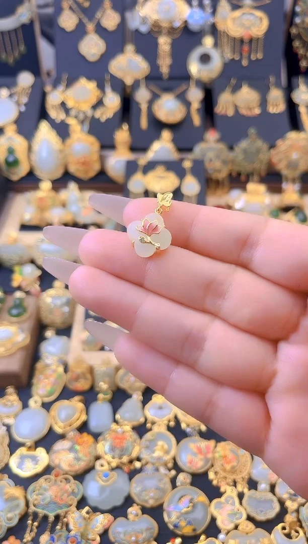和田玉银S925镀金镶嵌颈饰荷花四叶草吊坠