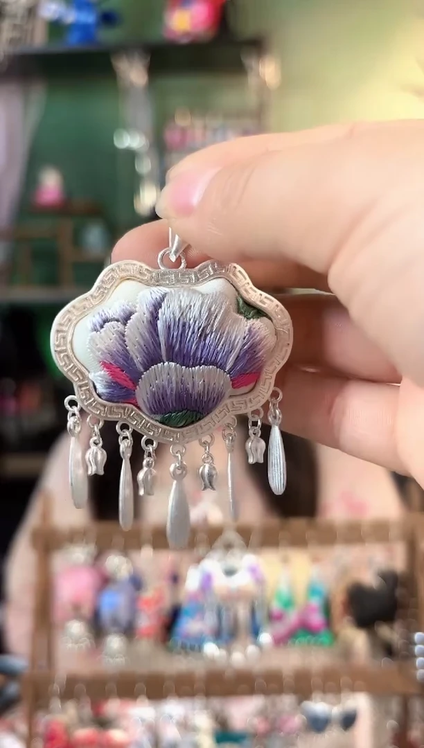 彩云南阁非遗老绣饰品810