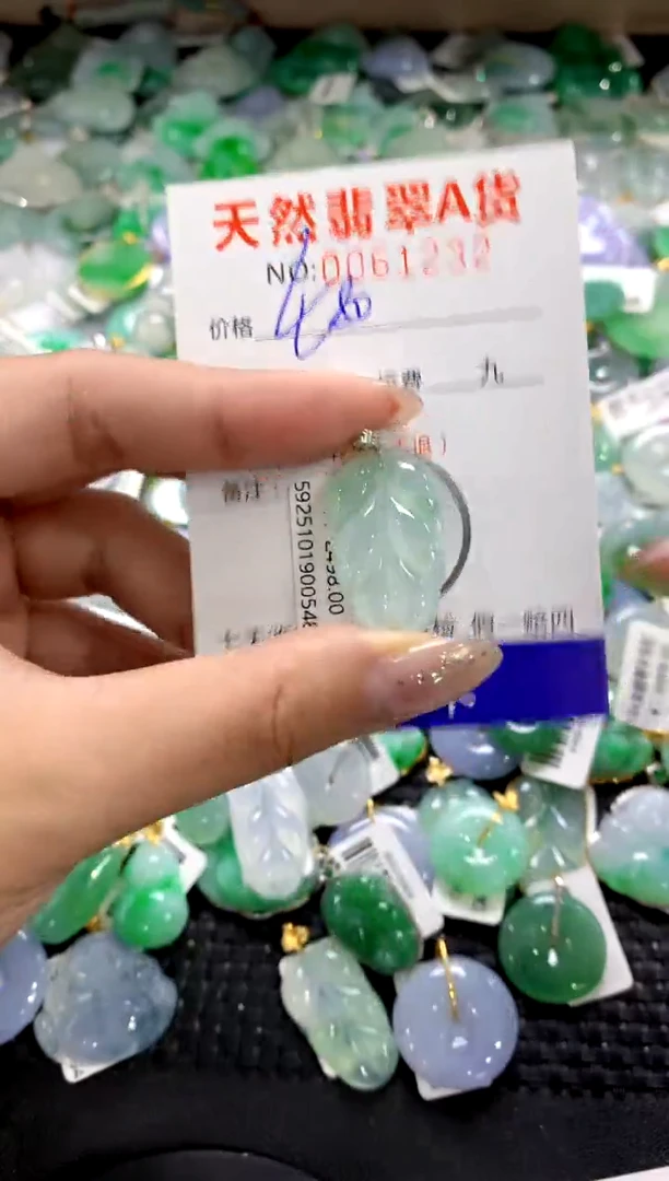 颈饰18K金镶嵌翡翠1111111111111111