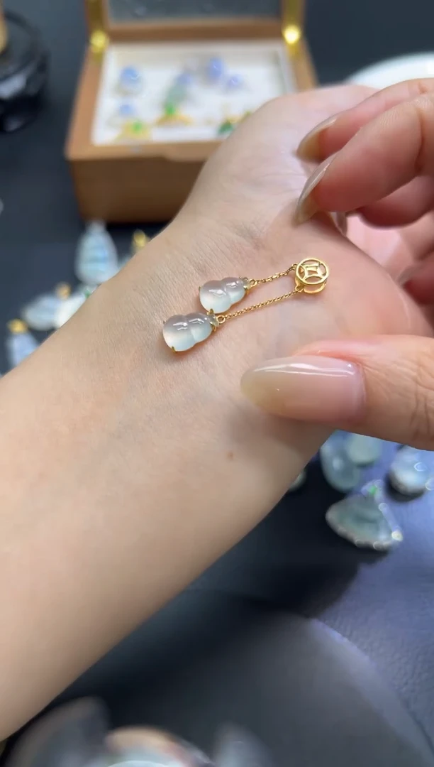 翡翠18K金镶嵌颈饰收到货品48小时鉴赏期（超时不退不换）