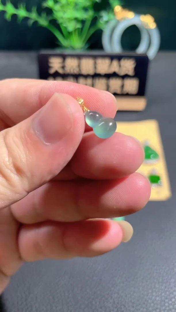 翡翠18K金镶嵌颈饰翡翠