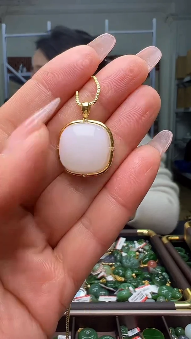 颈饰18K金镶嵌和田玉（多样性发货.发其一)1.03.31