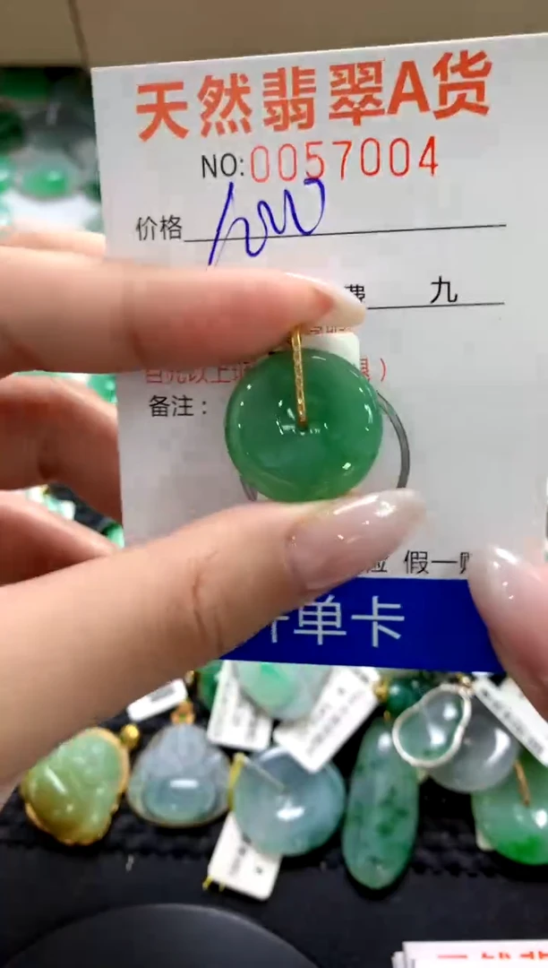 翡翠18K金镶嵌颈饰1111111111111111