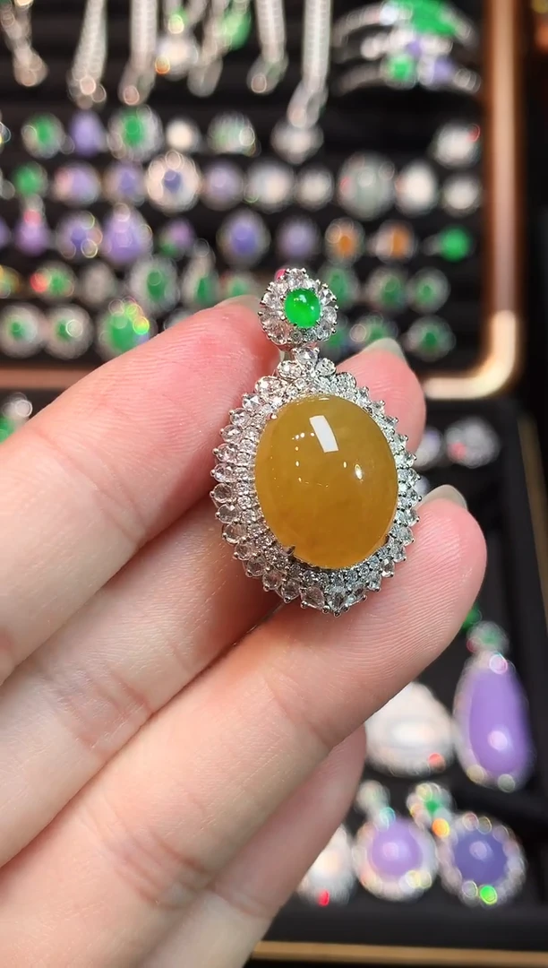 吊坠(赠链)18K金镶嵌翡翠高冰鸡油黄蛋面吊坠